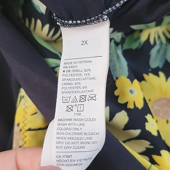 Old Navy Sunflower Square Neck French Cut One Piece Swimsuit - Size 2X - Picture 7 of 7